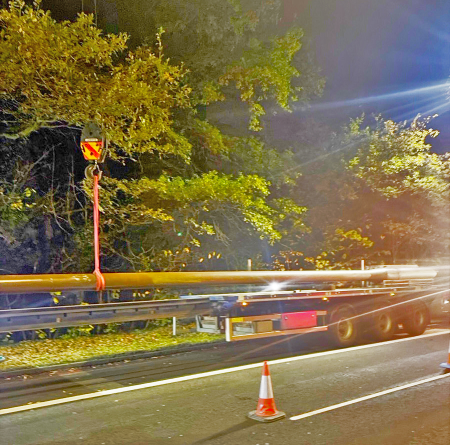 Night-time lift of a lighting column from a trailer under traffic management